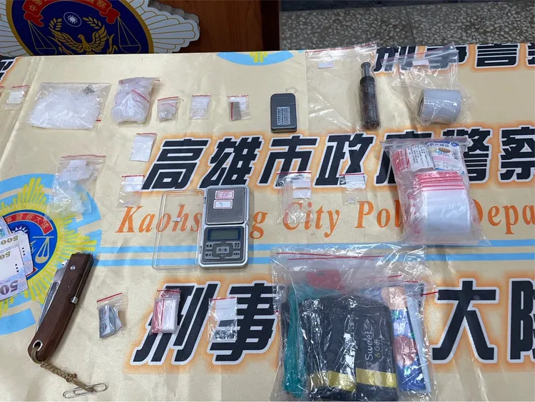 警犬協助搜索，查扣毒品海洛因、安非他命、大麻、分裝工具、現金及手機等贓證物。翻攝畫面