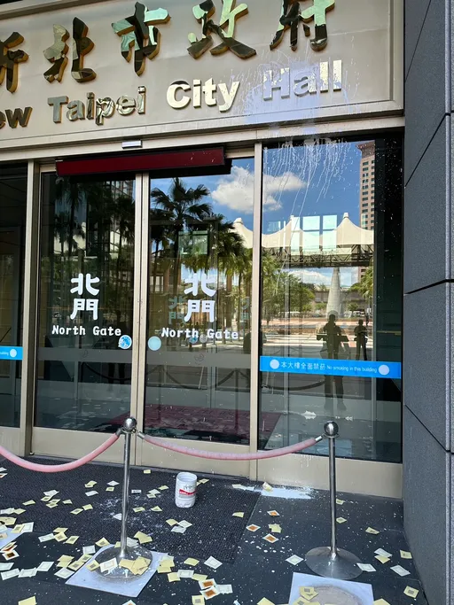 11天前才剛到新北市府南大門鬧事 男子今北大門廣場再潑漆撒冥紙