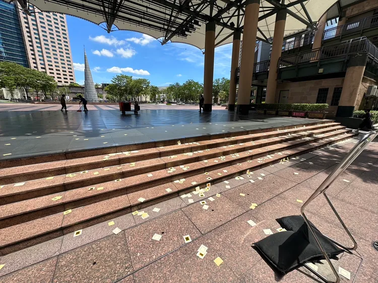 板橋市民廣場階梯與舞台區都是冥紙，讓路過洽公民眾有些害怕。翻攝畫面