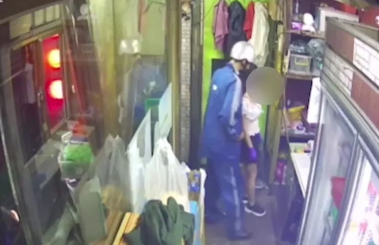 賴男持刀威脅楊姓檳榔攤店員。翻攝照片