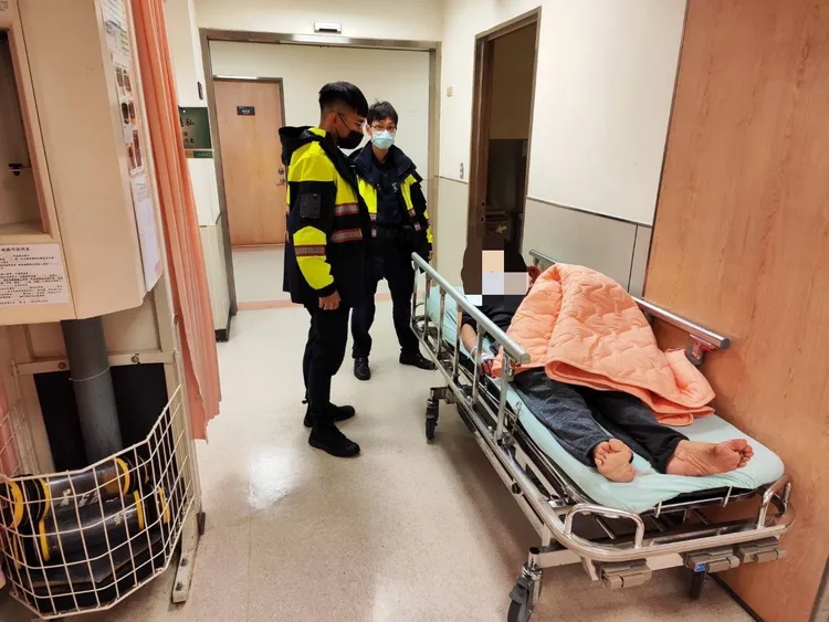 最終賴男棄械投降，由警方送往醫院治療。翻攝照片