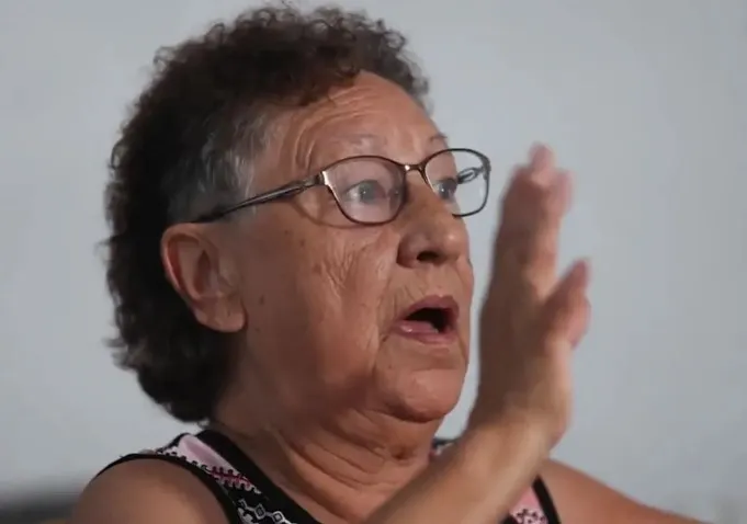 75歲阿嬤店員表示，她不能接受因為「反射性動作」試圖阻止小偷，就被店家開除。翻攝twitter/ NEW YORK POST