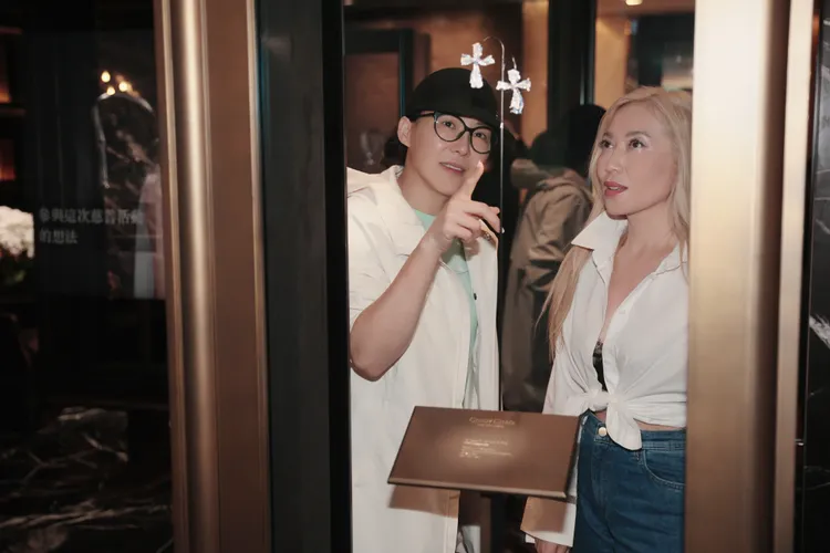 Tina Craig（右）與珠寶藝術家趙心綺。彭欣偉攝