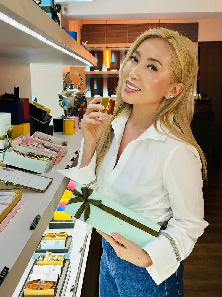 Tina Craig購入了不少采采食茶招牌的蜂蜜燕窩黃金糖，要帶回美國與友人分享。張家玲攝