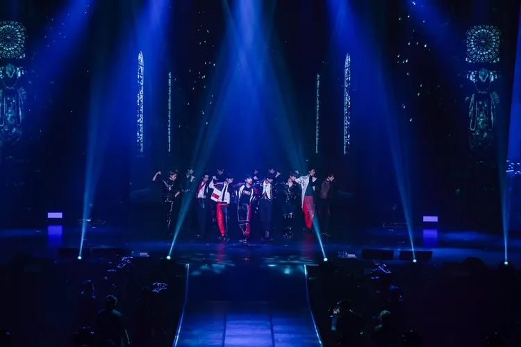 THE BOYZ登上精心設計的巨型圓弧螢幕舞台。超級圓頂提供