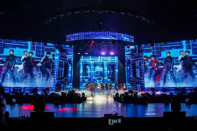 THE BOYZ看到粉絲排字非常感動。超級圓頂提供