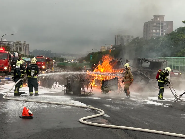 警消灌救。新竹縣消防局提供