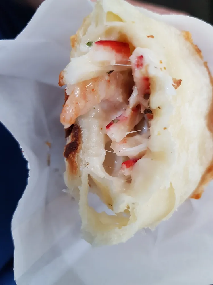 海鮮捲中有整隻蝦子，不過也有人不滿意竟有蟹肉棒。翻攝自「Costco好市多 商品經驗老實說」臉書