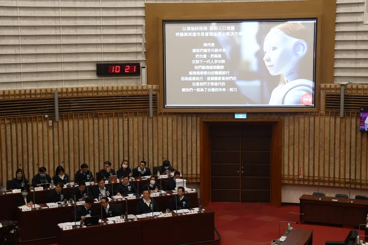 議員郭建盟今總質詢時，撥放ChatGPT4.0要求陳其邁市長重視少子化危機的對話影片。凃建豐攝