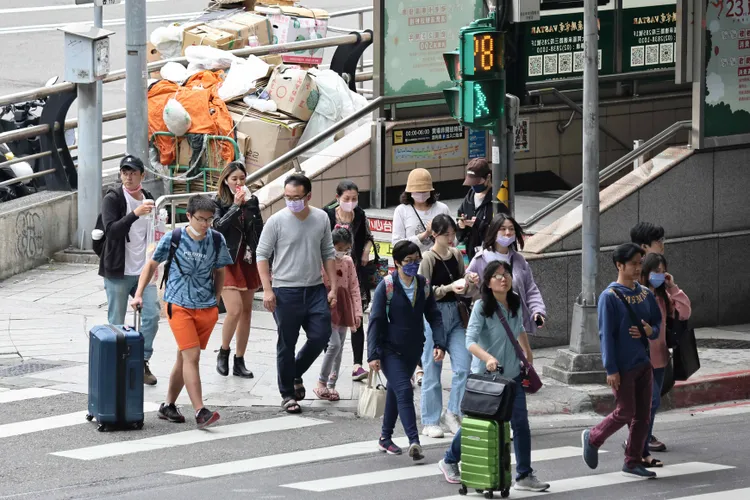 6月30日後，處罰條例對於不禮讓行人有比較嚴格的處罰標準。示意圖，資料照