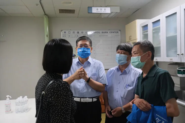 楊文科到林口長庚醫院探視少年家屬。新竹縣府提供