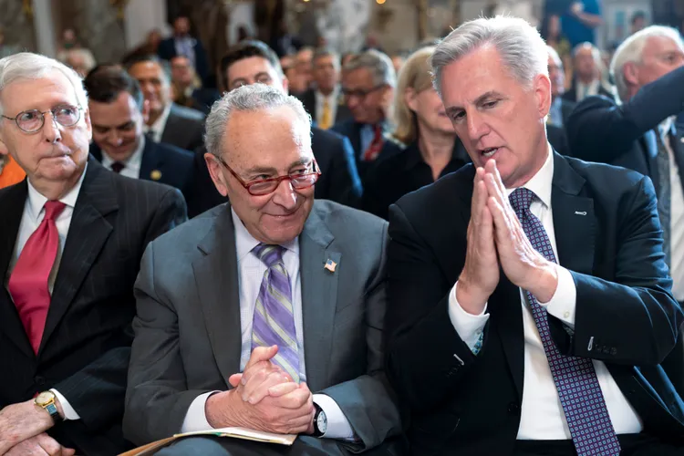 麥康奈（左起）、舒默和麥卡錫5月17日在國會山莊出席活動時，坐在同一排座位。美聯社