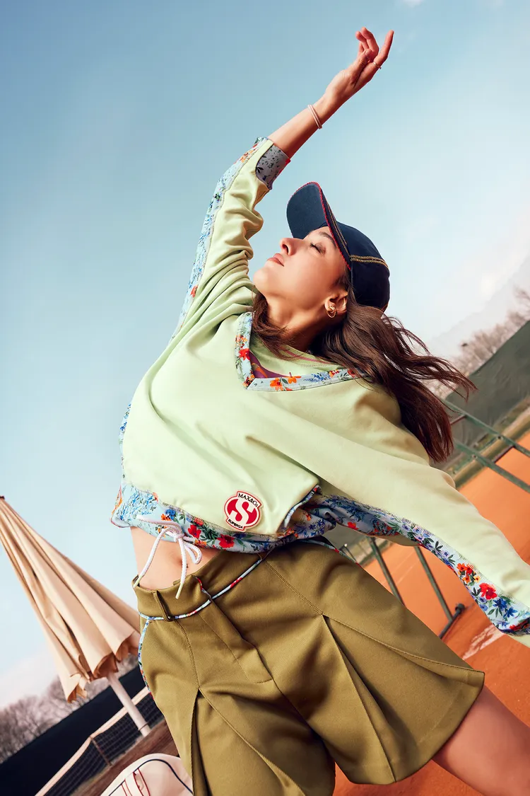 V領抽繩網球衛衣，1萬200元。品牌提供