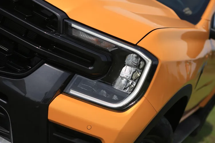 Wildtrak水箱罩採蜂巢網格樣式，左右頭燈則採用C形的LED規格。林浩昇攝