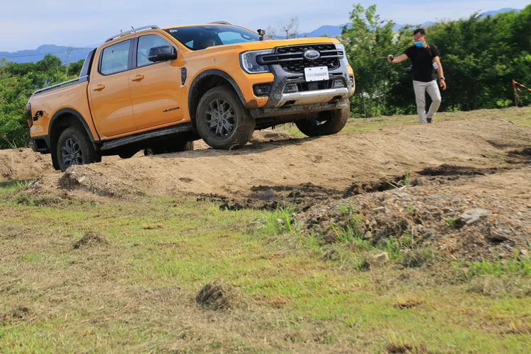 而這些路況不僅考驗著車輛，更同時考驗著駕駛人的臨場反應。廖子賢提供