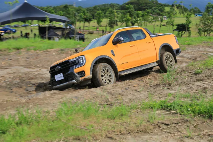 只要油門控制得宜、路線選擇正確，通過V形溝渠也不是太大問題。廖子賢提供