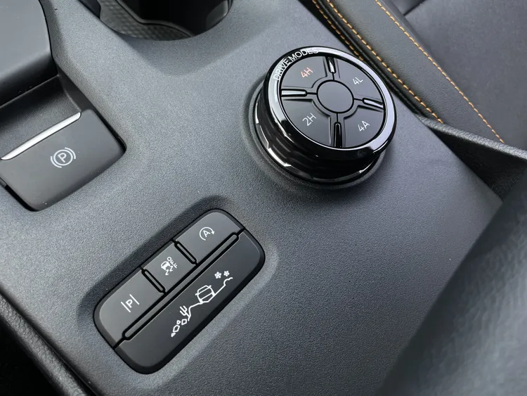 全新設計的中央鞍部同步整合無線充電板、電子式旋鈕加力箱。林浩昇攝