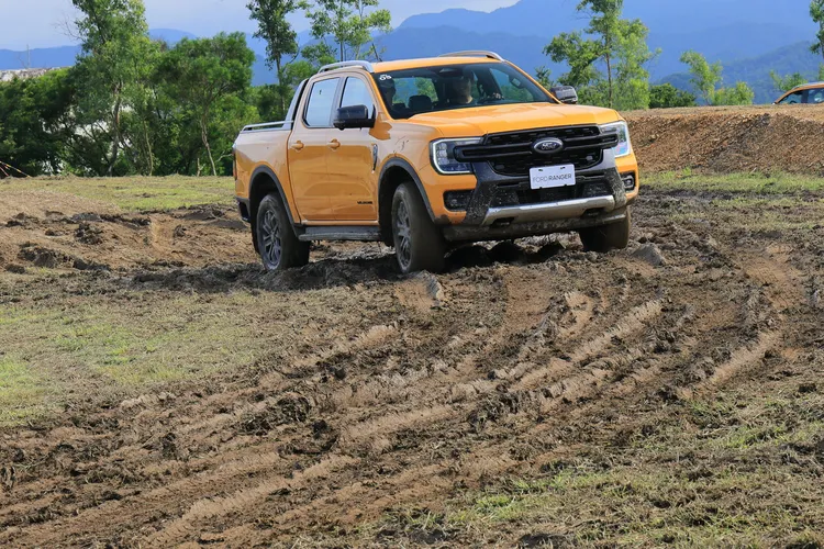 高速泥濘路段，只要透過油門收放、適度方向修正反打，四輪動系統也會同步帶來受控的車身反應。廖子賢提供