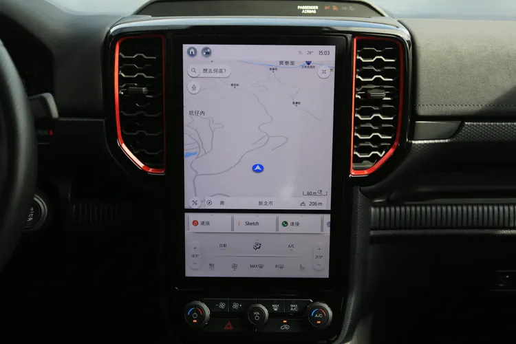 中控台採用Ford全新開發系統，在XLT車型上為10.1吋規格，Wildtrak及Raptor(圖)則升級為12吋全彩LCD觸控螢幕。林浩昇攝