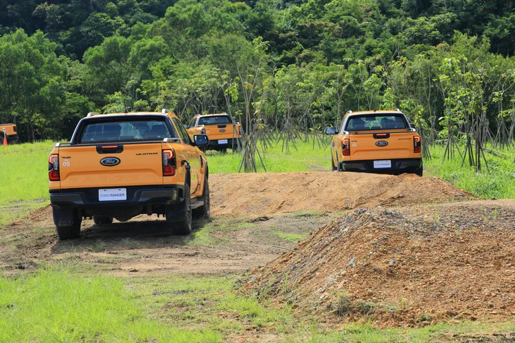 要征服層層高度落差不小的土峰，除了必須擁有Ranger本身的優異的進入角及跨越角之外，還得仰賴斜上斜下的技巧。廖子賢提供