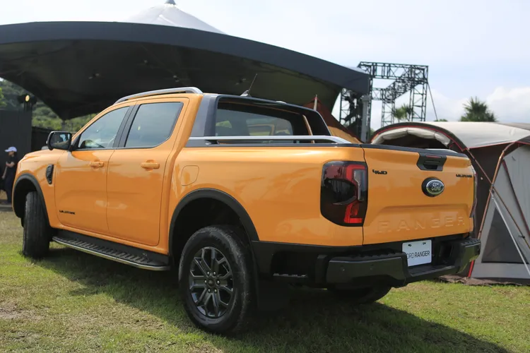 車尾摺線處理的尾門依舊安排了立體RANGER字樣，左右兩旁C字形煞車燈呼應車頭元素。林浩昇攝