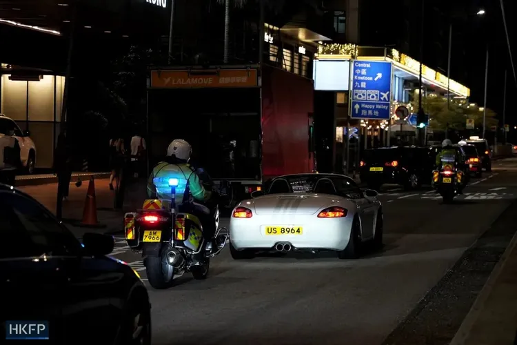 保時捷車主被交警指稱「違規」，扣留72小時。翻攝HKFP推特