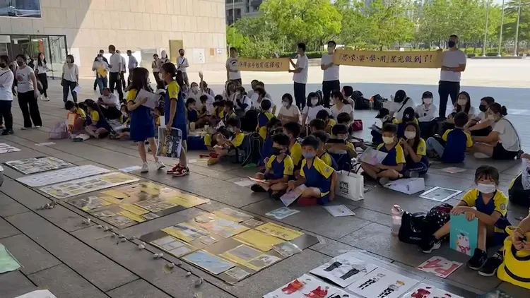 學生在校方及家長安排下秀出學習成果，希望挽回被廢校的命運。民眾提供