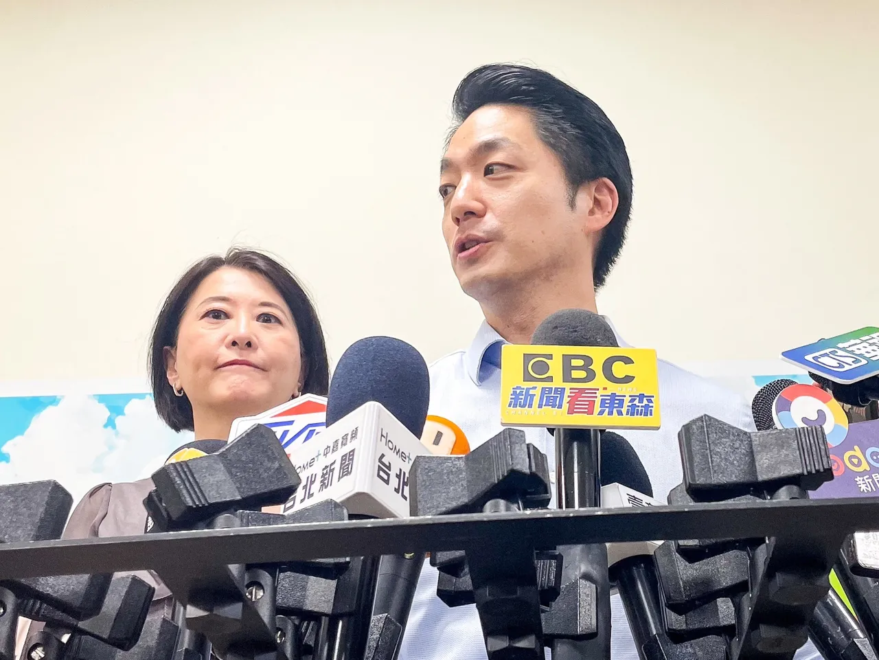 蔣萬安(右)今天出席中山區「市長與里長有約」座談會。賴昀岫攝