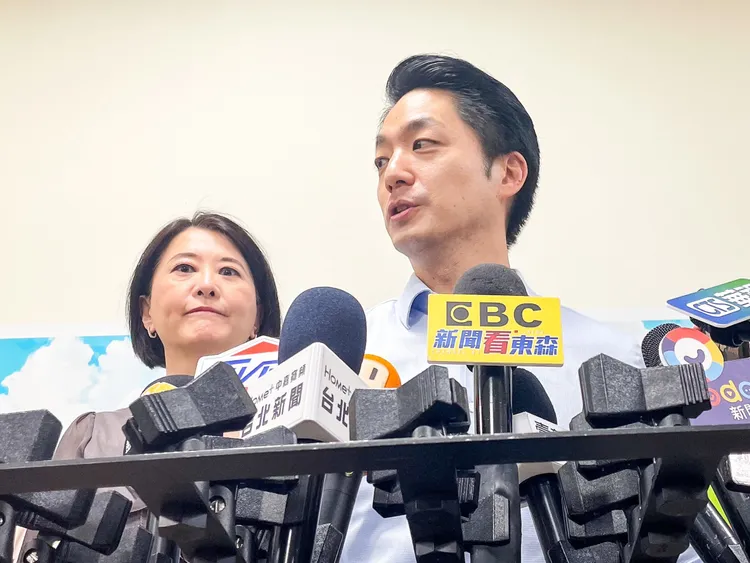 蔣萬安（右）今天出席中山區「市長與里長有約」座談會。賴昀岫攝