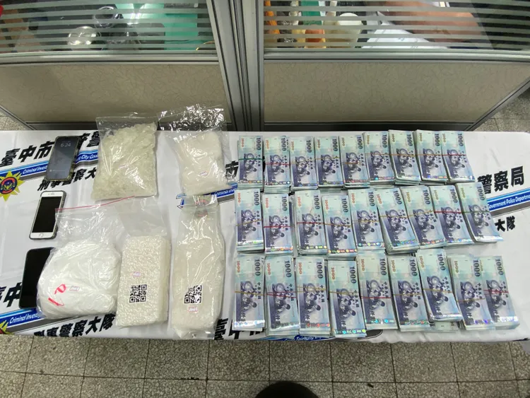 警方在國道服務處的緝毒行動，起出大批毒品及贓款，成果豐碩。民眾提供