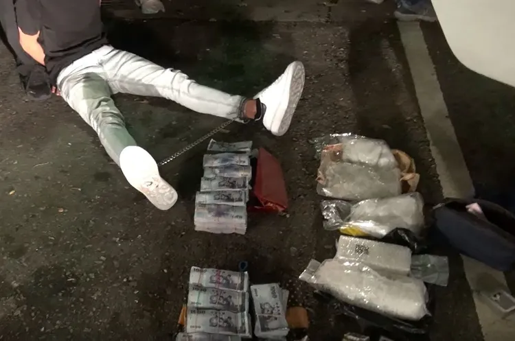 警方逮捕嫌犯，起出大批毒品、贓款等證物。民眾提供