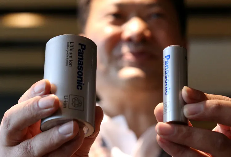 Panasonic Energy執行長和夫忠信，上月於東京的記者會上，手持4680電池原型（左）以及2170電池。