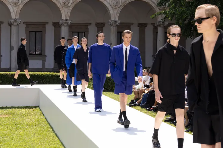 VALENTINO是隔3年再次單獨舉辦男裝大秀，並選定米蘭大學校園為發表場地。品牌提供