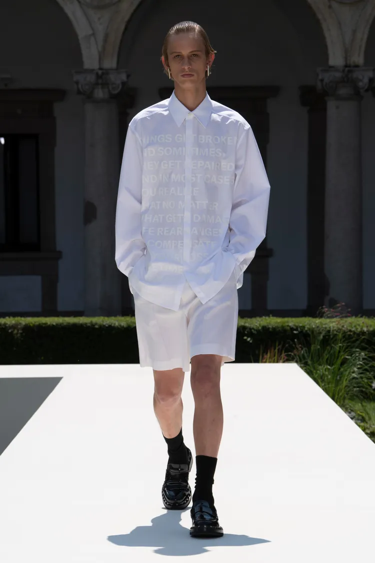 擷取自美籍日裔作家柳原漢雅《渺小一生》書中的字句，亦被印製在襯衫及皮件上。品牌提供