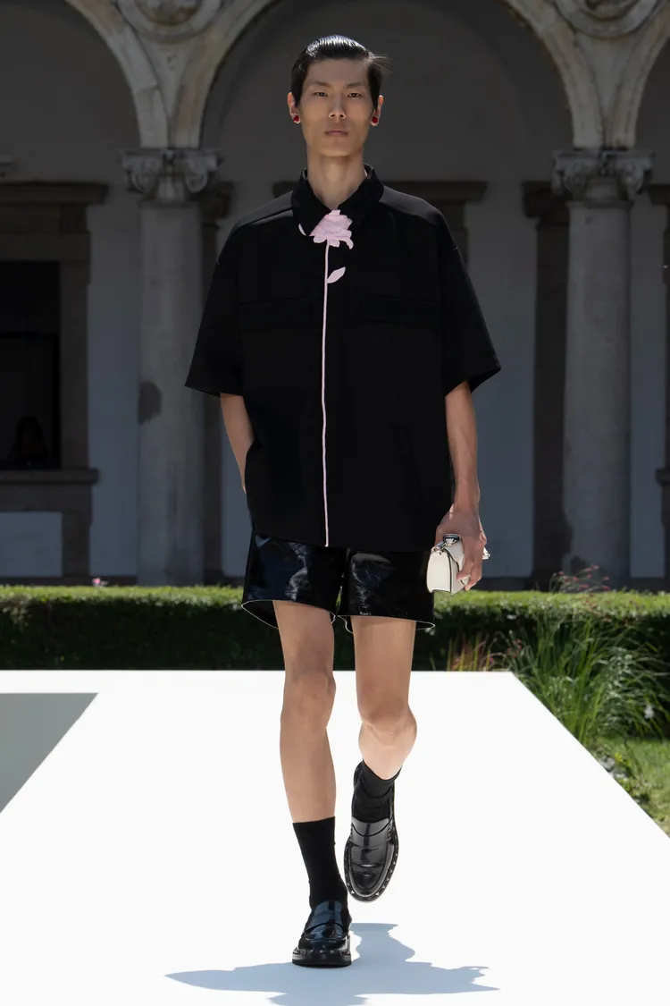 立體花朵像是取代了傳統意義中的領帶、袋巾，綻放於領口及外套的前襟。品牌提供