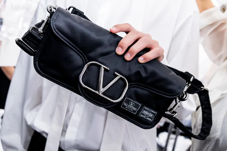 VALENTINO這次找來日本包袋品牌PORTER聯名，重新演繹了旗下的Locò手袋。品牌提供