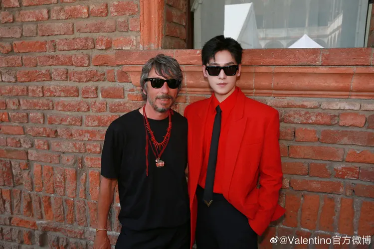 楊洋（右）是VALENTINO 2024春夏米蘭男裝大秀場中唯一受邀的華人男星，秀後更開心和品牌創意總監Pierpaolo Piccioli合影。翻攝VALENTINO微博