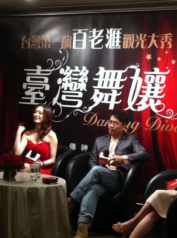 《台灣舞孃》女主角劉真（左）生前和導演許傑輝一同受訪。翻攝許傑輝臉書