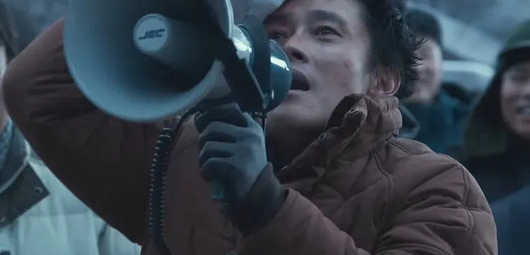 李秉憲飾演大樓的臨時代表，帶領居民捍衛自己的家園。翻攝YouTube