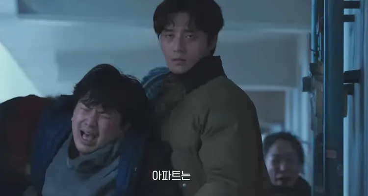 朴敘俊飾演公務員，協助李秉憲守護大廈。翻攝YouTube