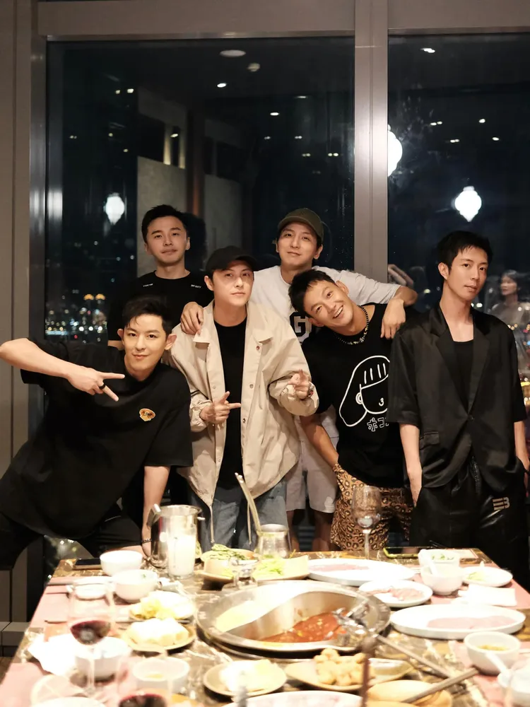 棒棒堂男孩又聚首，粉絲敲碗想看他們合體演唱會。翻攝敖犬臉書