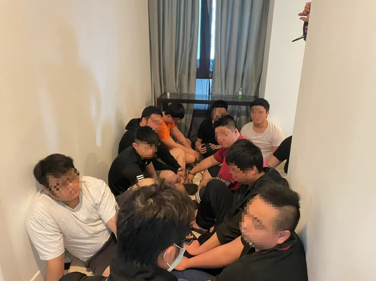 警方逮捕詐騙集團嫌犯。翻攝畫面