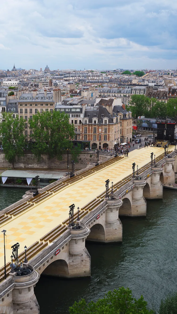 大秀選在法國首都最古老的新橋舉辦。品牌提供