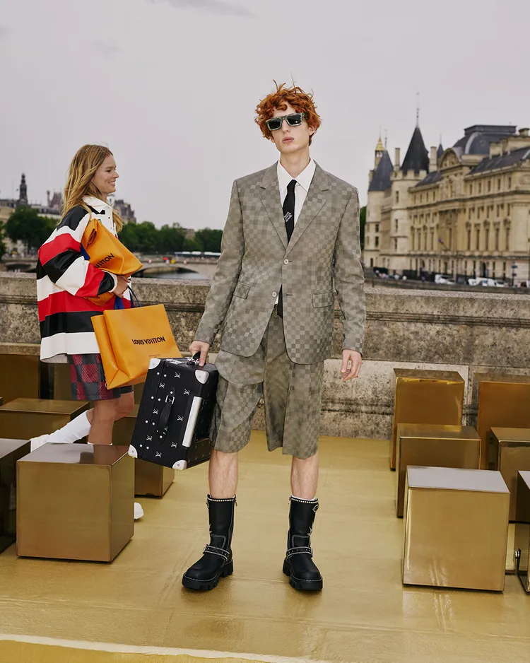 LV以貼花字母的軟皮托特包模仿品牌的黃色購物紙袋。翻攝louisvuitton IG