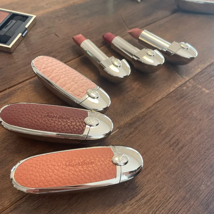 3款紅寶之吻高訂彩殼，各800元。張家玲攝