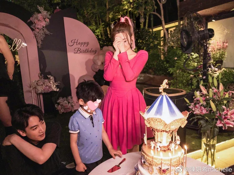 陳妍希認真許願。翻攝陳妍希微博