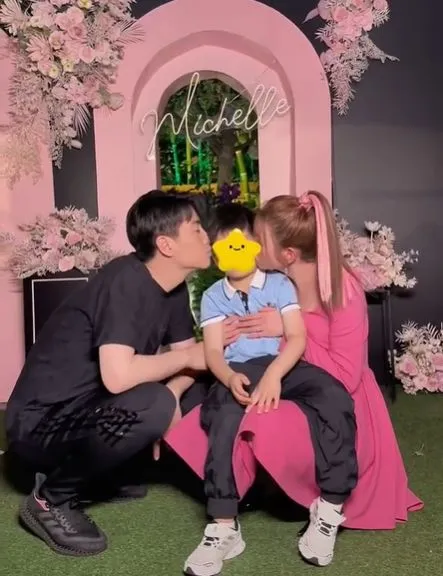 小星星被爸媽一人親一邊，場面溫馨。翻攝扒圈婆微博