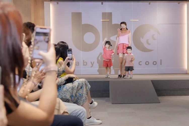 寶貝走秀絲毫不怯場。babybabycool提供