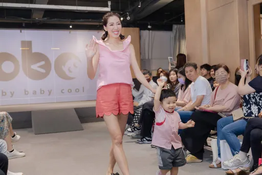 劉伊心帶2寶貝走秀 大誇兒女表現比她更專業