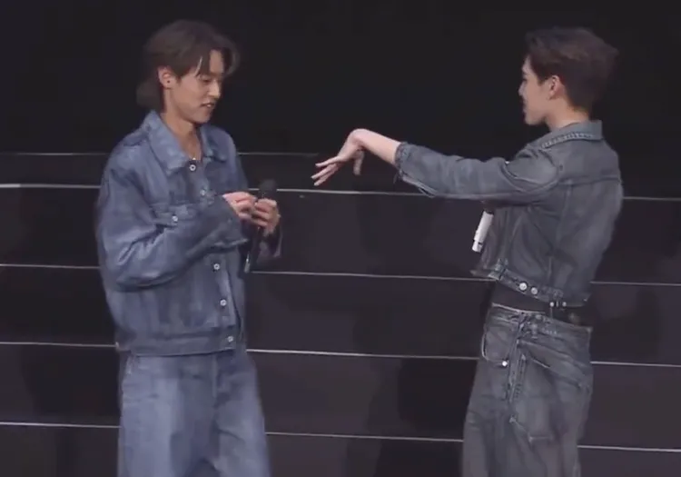 PP（右）伸出手要讓Billkin套牢，下一秒收手欲擒故縱。翻攝推特